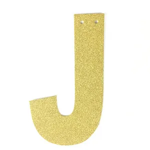 Détail de la lettre J dorée à paillettes pour décoration de fête de famille et accueil