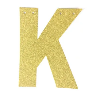 Détail de la lettre K à paillettes dorées avec trous de suspension pour guirlandes