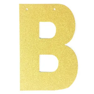 Détail de la décoration lettre B dorée à paillettes avec trous de suspension pour fête