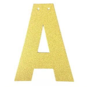Détail d'une lettre A dorée à paillettes avec trous de suspension pour décoration de fête