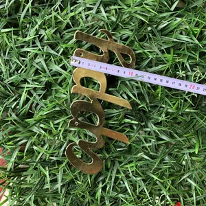 Détail de la bannière Happy Wedding dorée effet miroir de 20 cm sur gazon vert