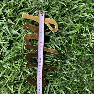 Détail de la décoration Bride dorée sur l'herbe avec règle pour échelle de taille