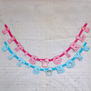 Dettaglio degli striscioni per baby shower rosa e blu con scritte It's a Girl e It's a Boy