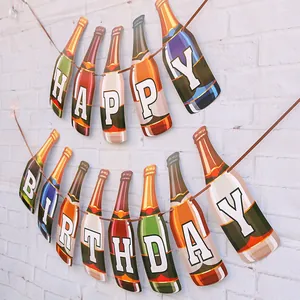 Dettaglio dello striscione Happy Birthday a forma di birra su una parete in mattoni bianchi