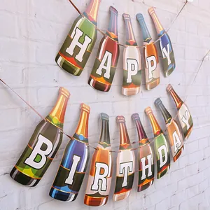 Dettaglio dello striscione Happy Birthday multicolore a forma di bottiglia su muro bianco