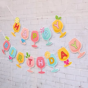 Striscione Happy Birthday a tema cocktail estivo con bicchieri colorati e decori limone