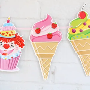 Dettaglio ravvicinato di striscioni di carta con cupcake e gelato su nastro rosa