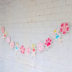 Dettaglio di ghirlanda di fate in carta e fiori di ciliegio per decorazioni di feste
