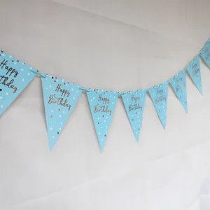 Himmelblaue Happy Birthday Wimpelkette mit roségoldener Schrift und weißen Punkten