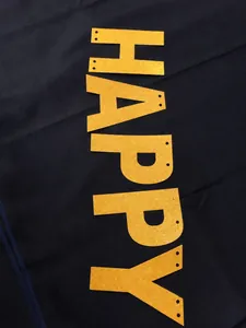 Κοντινή λήψη χρυσής γκλίτερ γιρλάντας HAPPY για διακόσμηση πάρτι Halloween