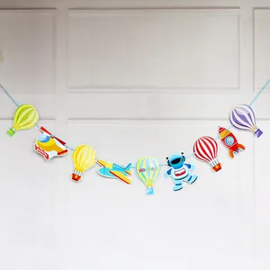 Detail van de ruimtebanner met astronaut, raket en vliegtuigen voor kinderfeestjes