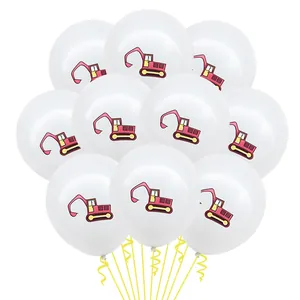 Detailansicht weißer Latexballons mit bunten Cartoon-Bagger-Aufdrucken für Feste