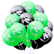 Detalle de globos de dinosaurio verdes y negros con varillas de soporte blancas