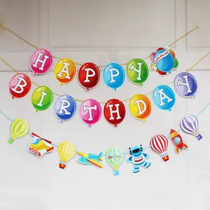 Detail van astronaut verjaardagsslinger met raket, vliegtuig en happy birthday letters set
