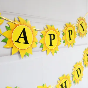 Πανό Happy Birthday ηλιοτρόπιο με κίτρινες σημαίες και πράσινη διακόσμηση
