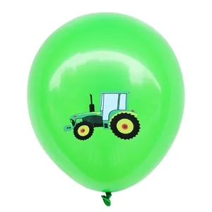Detail eines hellgrünen 12-Zoll-Latexballons mit buntem Comic-Traktor-Aufdruck