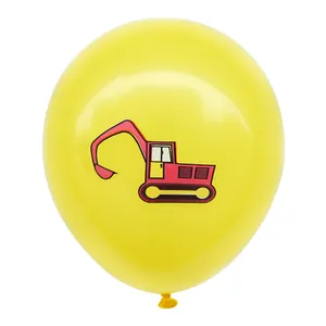 Detail eines gelben Latexballons mit einem roten Bagger-Aufdruck für Kinderpartys