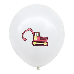 Detail eines weißen Latexballons mit einem bunten Cartoon-Bagger-Aufdruck für Feiern