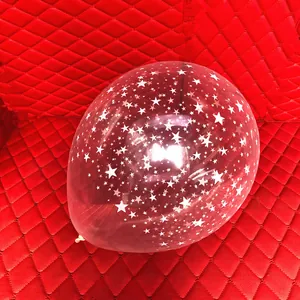 Palloncino in lattice trasparente con stelle bianche su sfondo rosso testurizzato