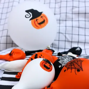 Detail von Halloween-Latexballons mit Kürbis- und Spinnennetz-Drucken für Partydeko