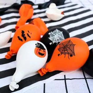 Detail von Halloween-Latexballons mit Motiven von Fledermaus und Kürbis für die Partydeko