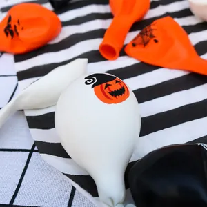 Detailansicht der Halloween-Latexballons mit Kürbis-, Spinnennetz- und Geistmotiven
