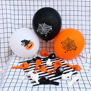 Detail von Halloween-Latexballons mit Kürbis- und Spinnennetz-Prints in Orange, Schwarz und Weiß
