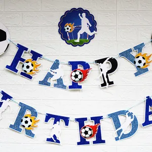 Striscione di compleanno a tema calcio con glitter blu e sagome di calciatori su muro