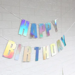 Banderole de lettres Happy Birthday laser irisée sur un fond de mur blanc texturé