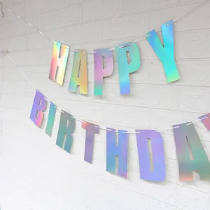 Banderole Happy Birthday laser irisée avec effet arc-en-ciel sur mur de briques blanches