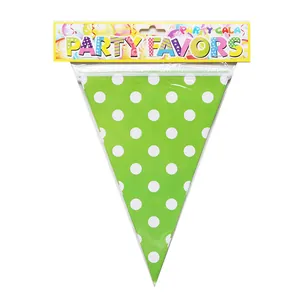 Guirlande de fête panda avec fanions triangulaires à pois verts en emballage de vente