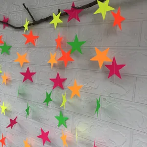 Λεπτομέρεια από πολύχρωμη φωσφορίζουσα γιρλάντα αστεριών για διακόσμηση πάρτι
