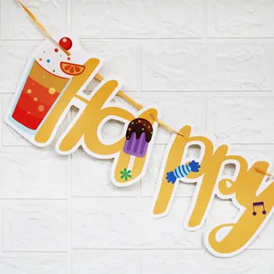 Gelbes Happy Birthday Banner mit Sommerthema Illustrationen auf weißem Ziegelhintergrund