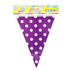Guirlande de fanions violets à pois blancs pour décoration d'anniversaire sous emballage
