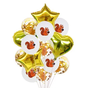 Détail de ballons d'animaux de forêt avec étoiles dorées et motifs écureuils