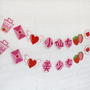 Banderole rose de dessin animé avec fraises et cœurs pour la déco d'anniversaire d'une fille