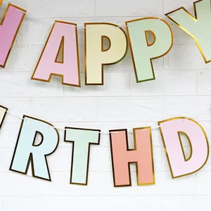 Detail von Macaron HAPPY BIRTHDAY Girlande mit Goldfolienkante auf weißer Ziegelwand
