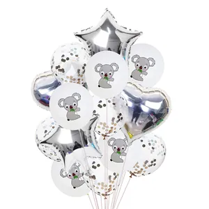 Gros plan de ballons en latex blancs avec imprimés koala et ballons en aluminium argenté