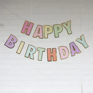 Detail der Happy Birthday Girlande in Macaron-Farben mit edlem Goldrand-Design
