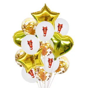 Détail de ballons d'animaux de la forêt avec étoiles dorées et ballons à confettis