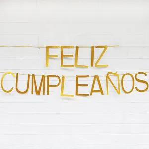 Χρυσό γκλίτερ ισπανικό πανό γενεθλίων Feliz Cumpleaños σε λευκό τοίχο φόντο