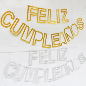 Λεπτομέρεια της πανό Feliz Cumpleaños σε χρυσό και ασημί γκλίτερ με γραμματοσειρά διπλής γραμμής