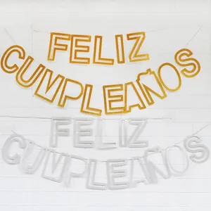 Λεπτομέρεια από χρυσό και ασημί πανό Feliz Cumpleaños για ισπανικό πάρτι γενεθλίων