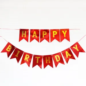 Dettaglio dello striscione Happy Birthday rosso e oro per decorazioni di festa