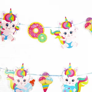 Guirlande colorée de fête prénatale avec licornes donuts et décors de gâteaux
