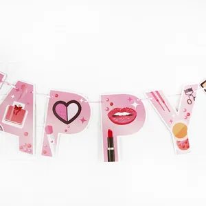 Détail de la guirlande rose thème spa maquillage avec flacon de parfum et rouge à lèvres