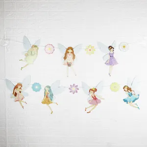 Dettaglio di festoni in carta con fate e fiori per decorazioni murali di compleanno