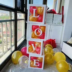 Σετ 4 λευκά κουτιά μπαλονιών LOVE με διακοσμητικά κόκκινα και χρυσά μπαλόνια πάρτι