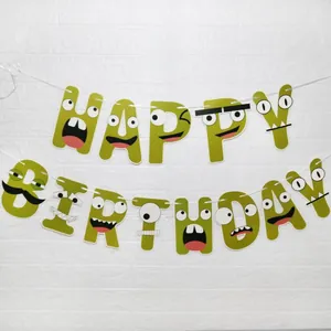 Λεπτομέρεια από πανό HAPPY BIRTHDAY σε λαδί χρώμα με σχέδιο τέρας σε λευκό τοίχο