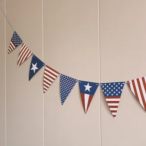 Guirlande de drapeaux triangulaires USA pour le 4 juillet sur un mur texturé beige